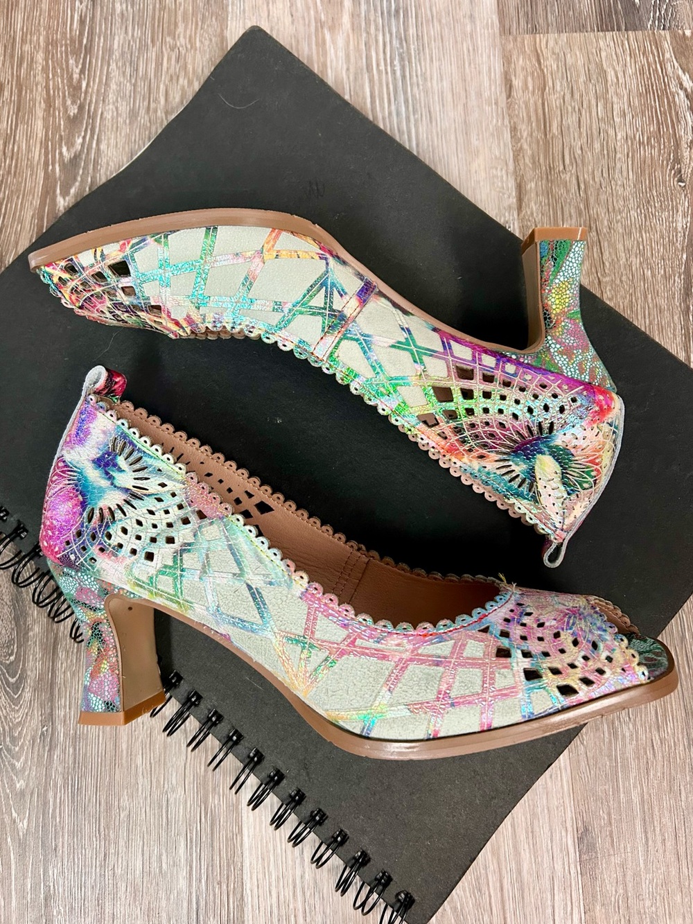 L’ARTISTE 🧜🏻‍♀️ NIB Spring Step Peepadorb Pump - Rainbow - Iridescent - Size 9.5